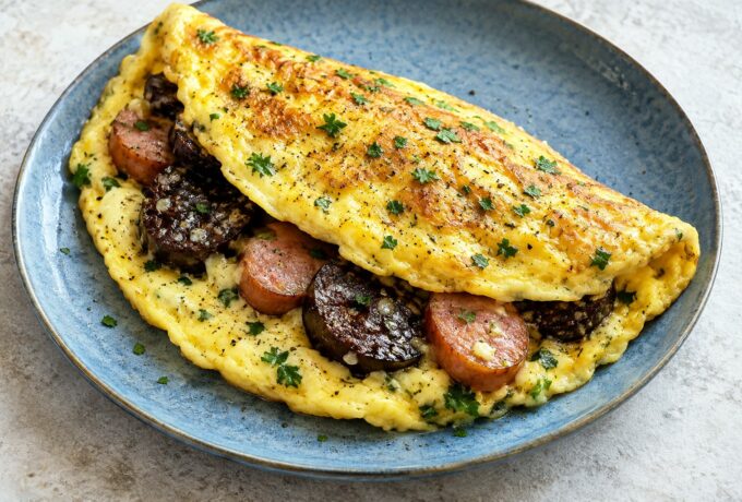 Omelette aux anchois, tomates et poivron