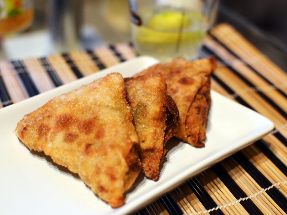 Samoussas réunionnais au poulet, combava et pâte maison