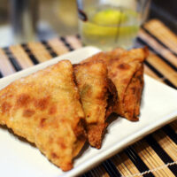 Samoussas réunionnais au poulet, combava et pâte maison