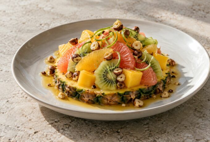 Ananas garni de fruits au rhum