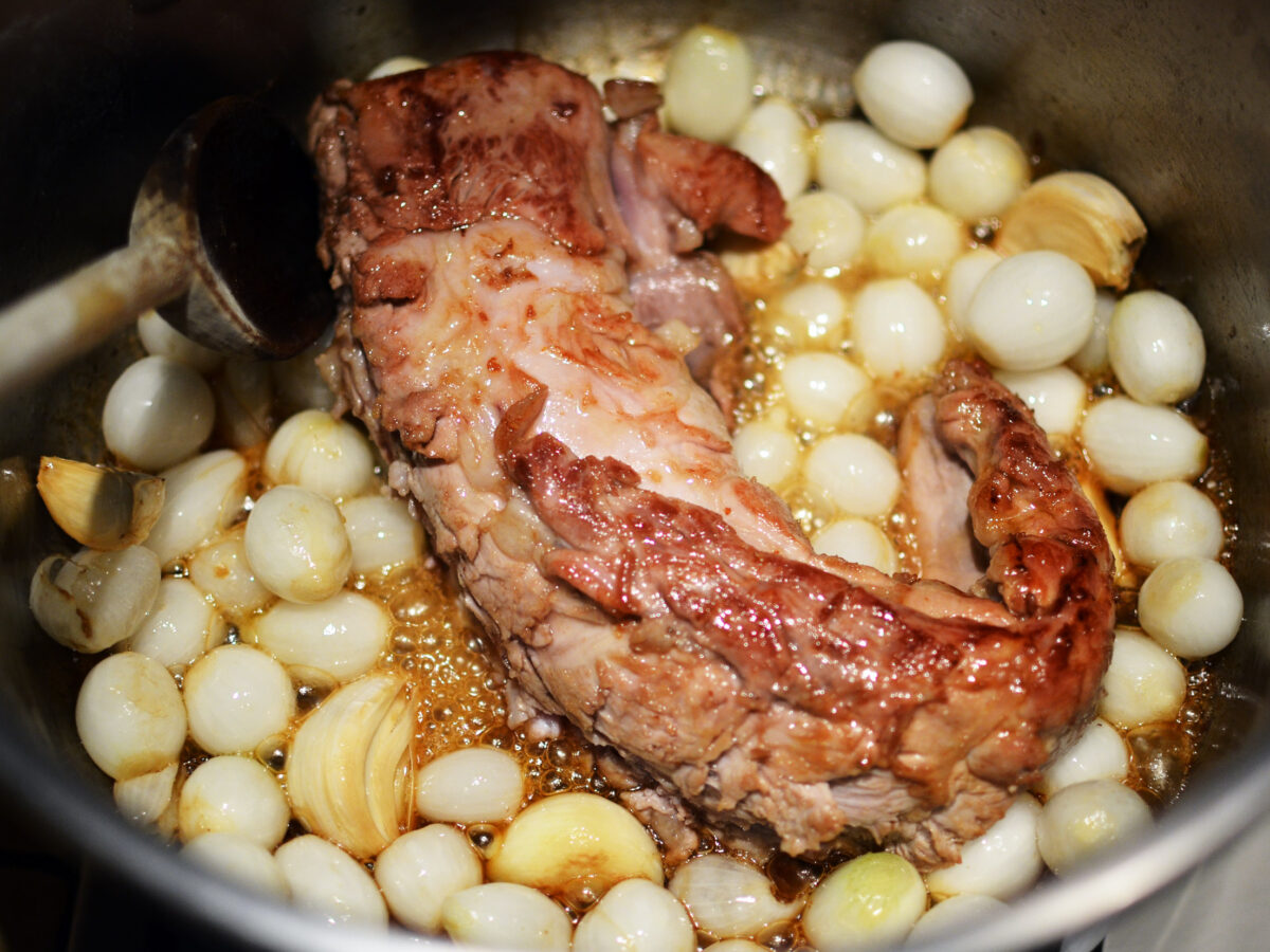 Filet mignon au miel, oignons grelots et ail confit