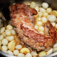 Filet mignon au miel, oignons grelots et ail confit