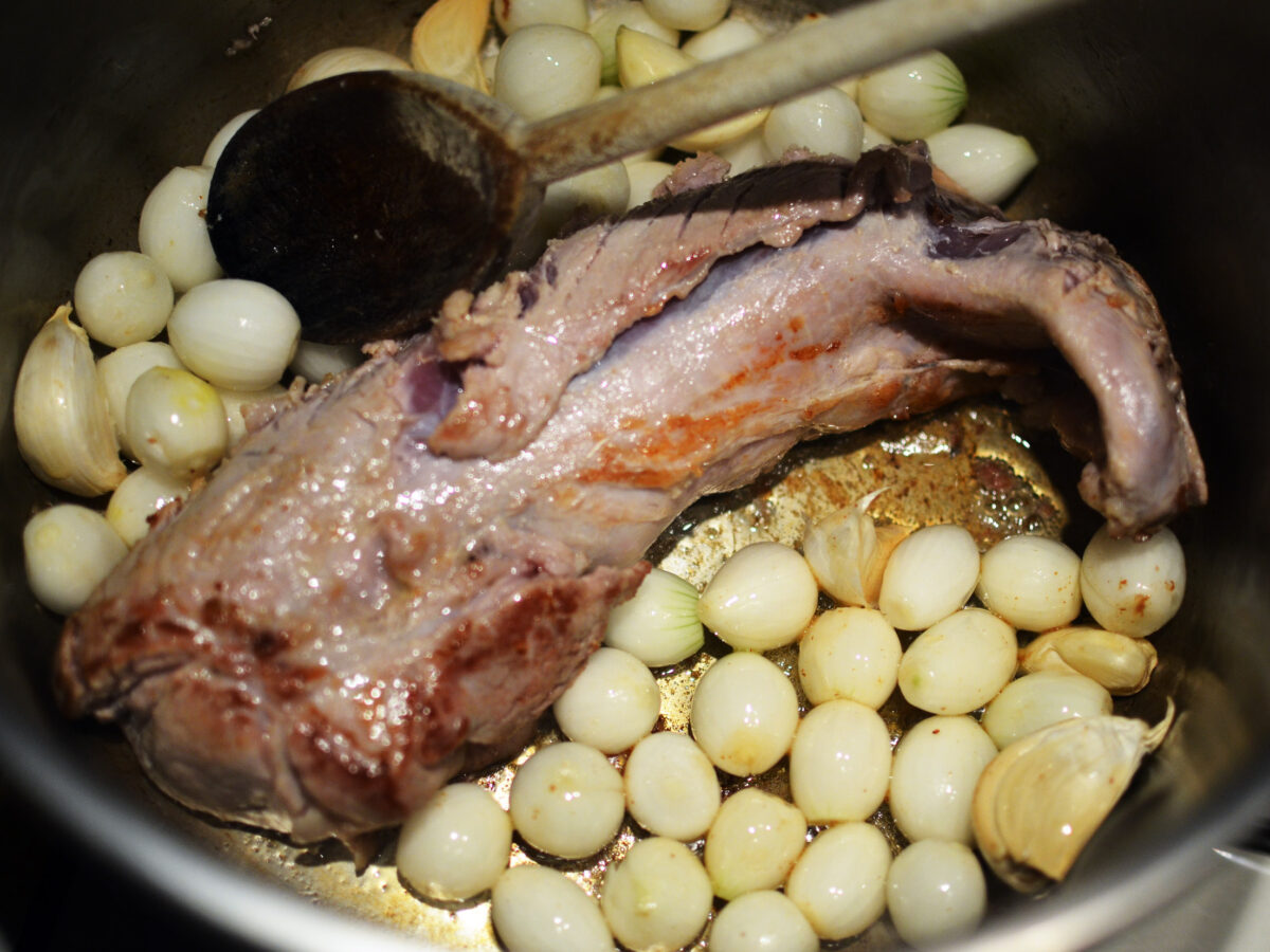 Filet mignon au miel, oignons grelots et ail confit
