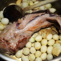 Filet mignon au miel, oignons grelots et ail confit