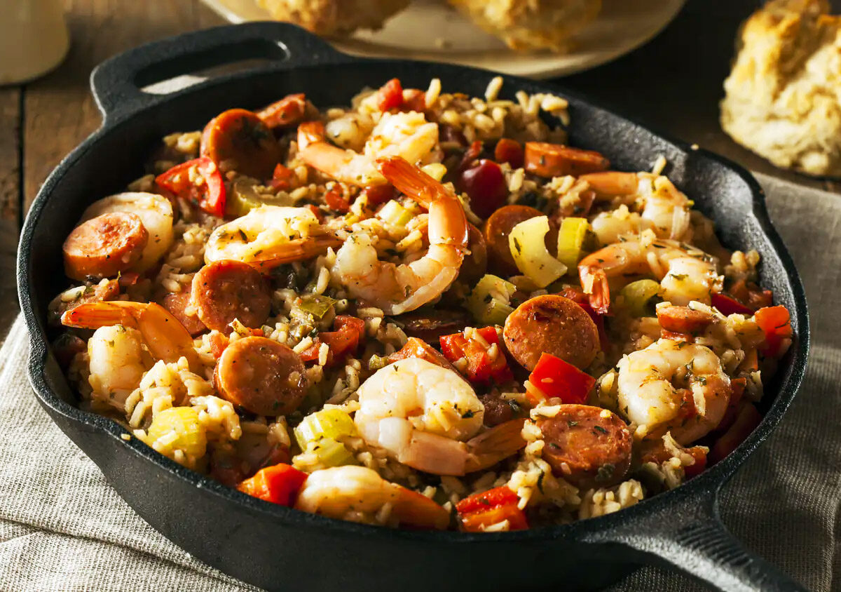 Jambalaya créole aux crevettes et à la saucisse fumée