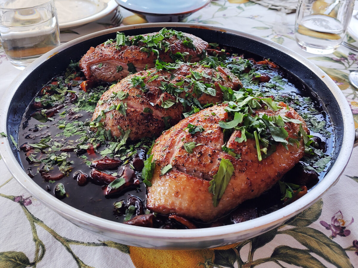 Magret de canard à l’orange et au soja, châtaignes et shiitakés