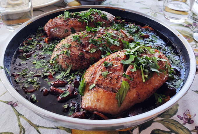 Magret de canard à l’orange et au soja, châtaignes et shiitakés