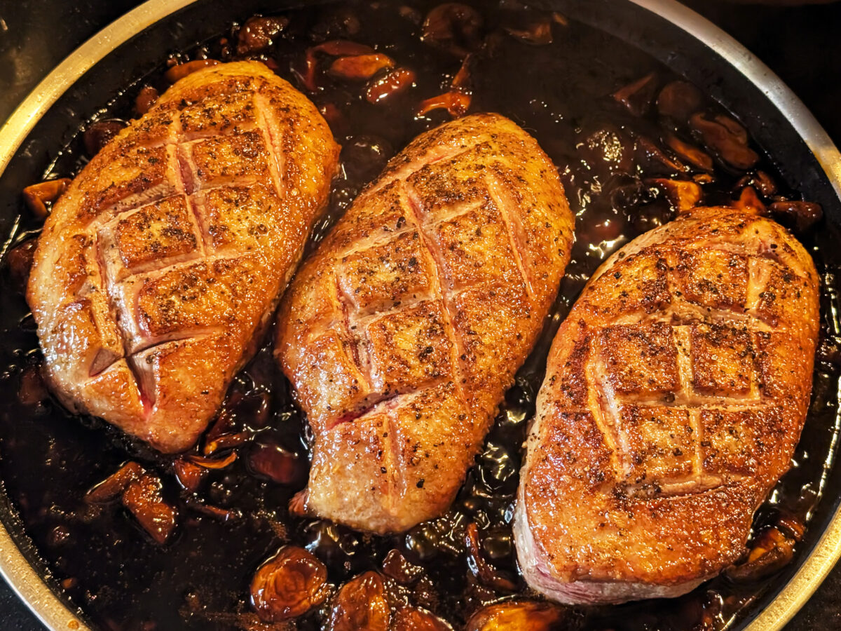 Magret de canard à l’orange et au soja, châtaignes et shiitakés