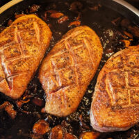 Magret de canard à l’orange et au soja, châtaignes et shiitakés