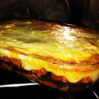 Moussaka aux aubergines, pommes de terre et agneau