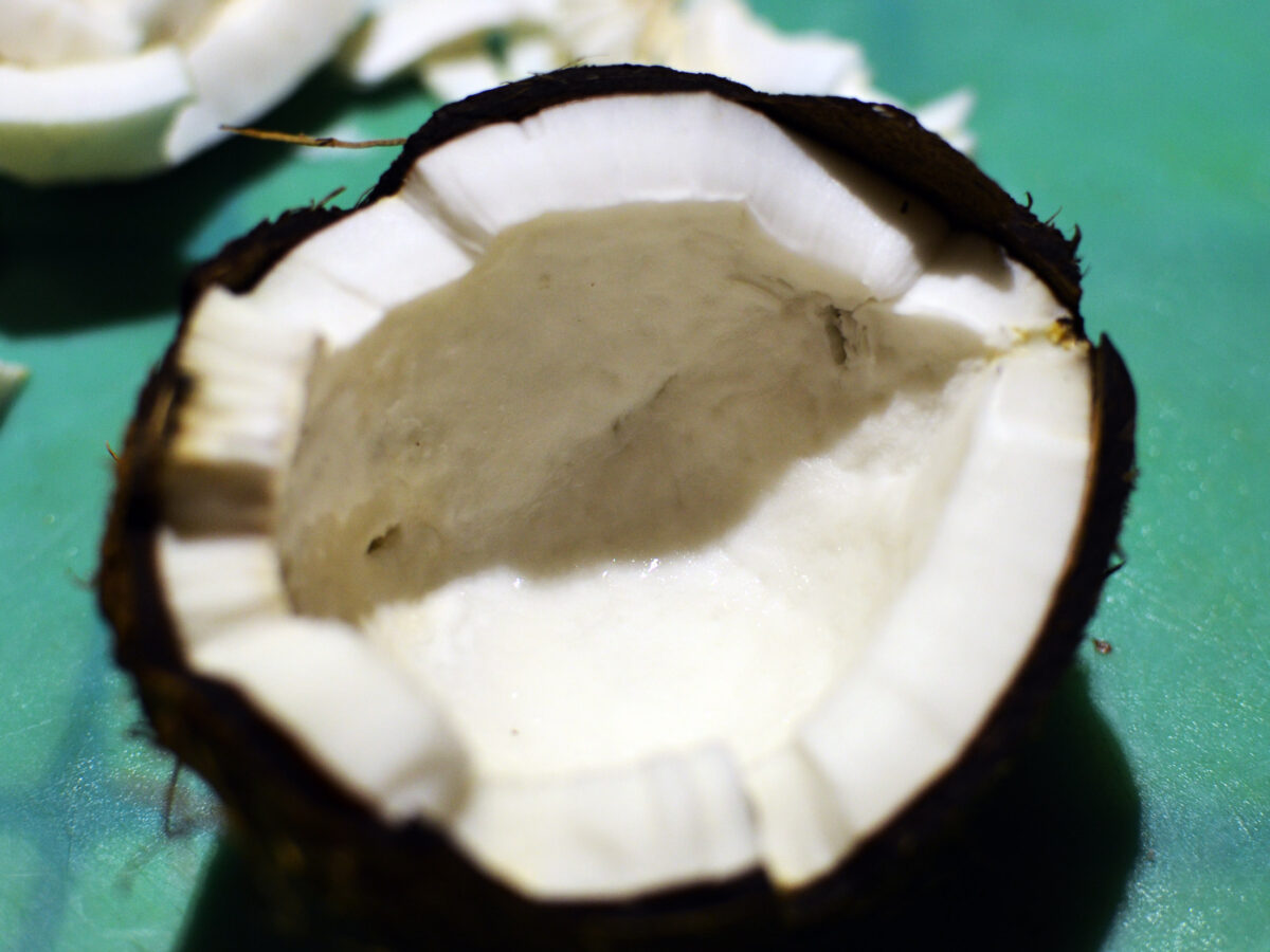 Porc curry coco aux poivrons et noix de coco fraîche