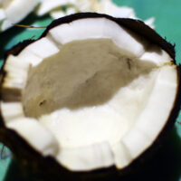 Porc curry coco aux poivrons et noix de coco fraîche