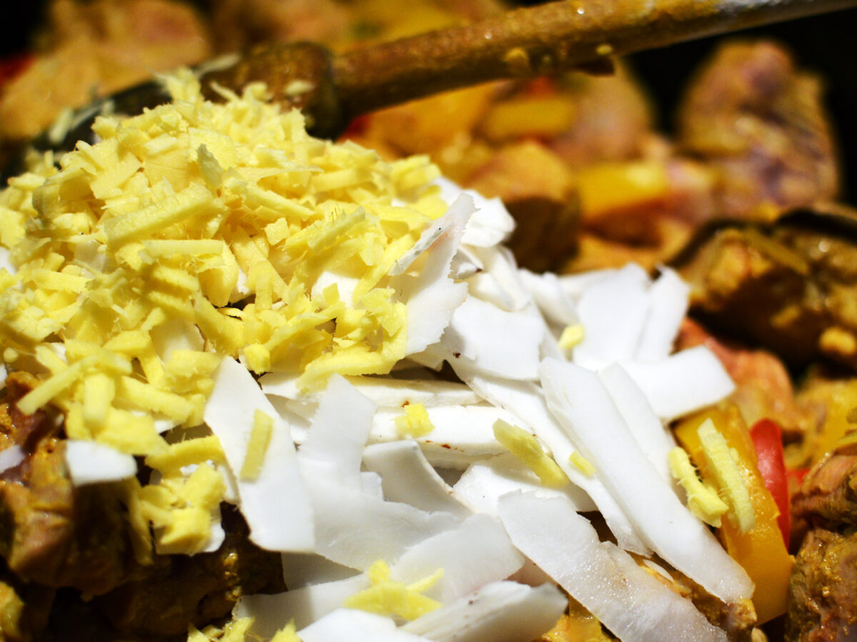 Porc curry coco aux poivrons et noix de coco fraîche