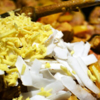 Porc curry coco aux poivrons et noix de coco fraîche