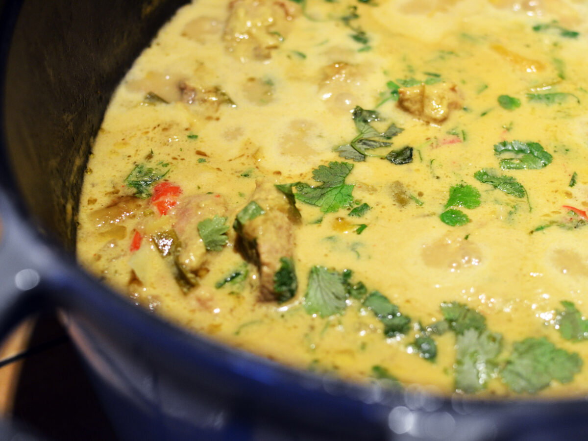 Porc curry coco aux poivrons et noix de coco fraîche