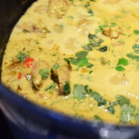 Porc curry coco aux poivrons et noix de coco fraîche
