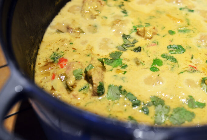 Porc curry coco aux poivrons et noix de coco fraîche