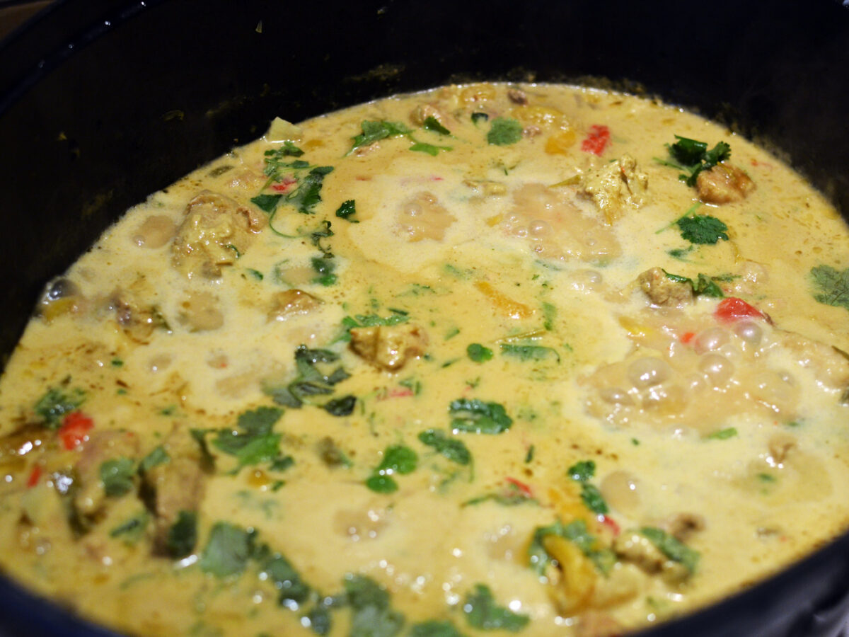 Porc curry coco aux poivrons et noix de coco fraîche