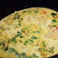 Porc curry coco aux poivrons et noix de coco fraîche