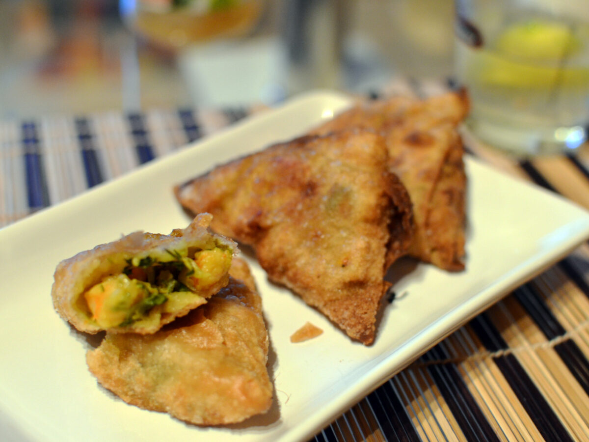 Samoussas réunionnais au poulet, combava et pâte maison