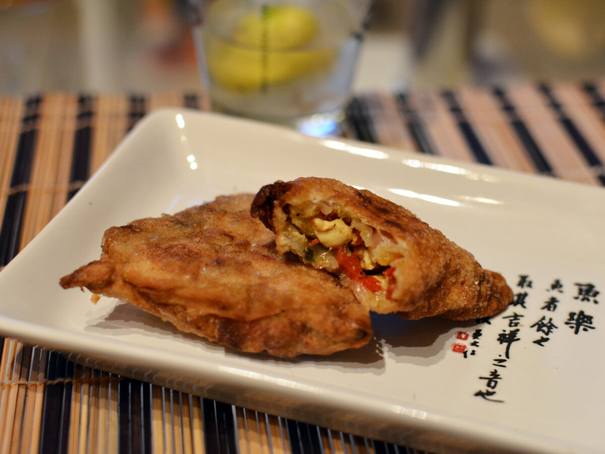 Samoussas réunionnais au poulet, combava et pâte maison