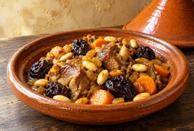 Tajine d’agneau aux pruneaux, miel et amandes